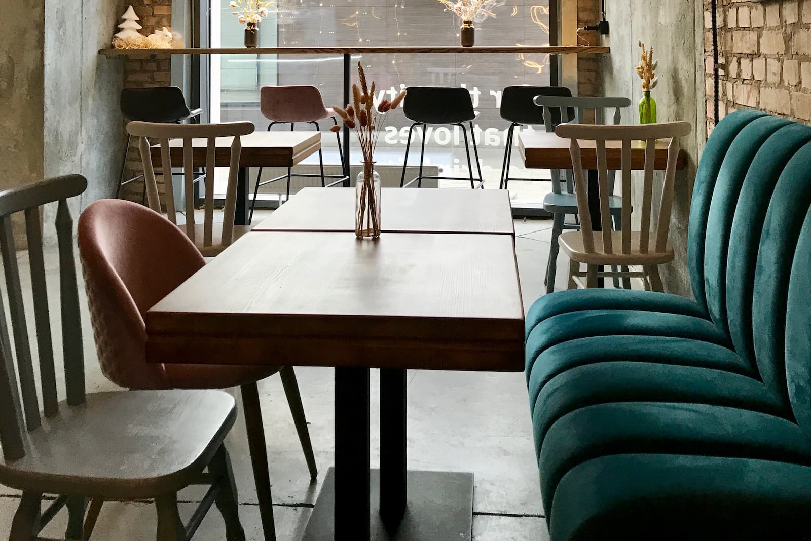 Exemple de mobilier pentru spații comerciale și zone publice pe care Melanto îl poate executa